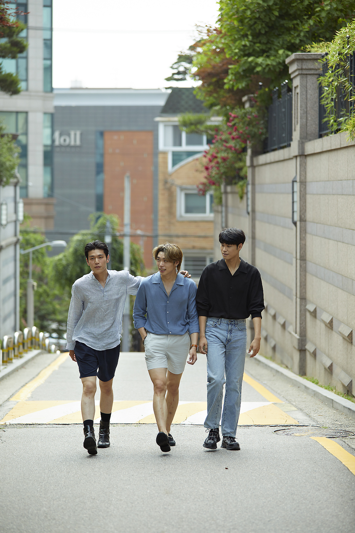 2020년 여름 남성 스트리트 패션: 서울에서 만나는 셔츠 스타일링 트렌드