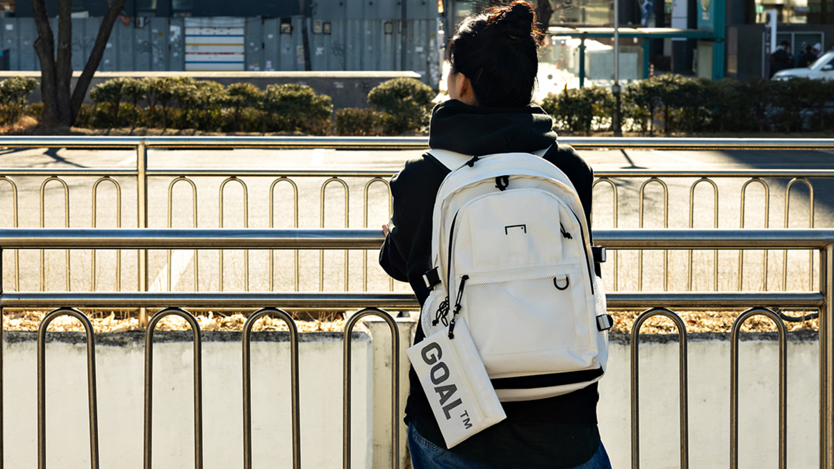 ESSENTIAL GOAL UTILITY BACKPACK – 일상을 가로지르는 스트릿 감성
